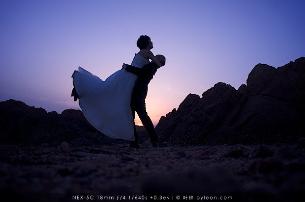 披着婚纱去旅行：青岛鲁迅公园的婚纱照