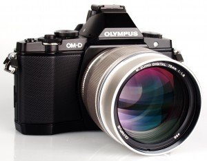 奥林巴斯OM-D E-M5配备F1.8光圈的75mm镜头www.ephotozine.com