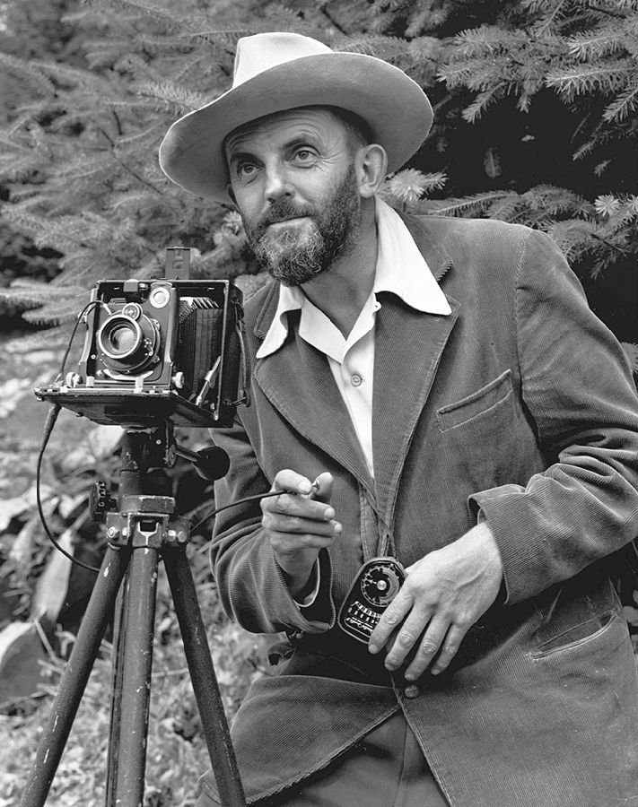 著名的风光摄影大师安塞尔·伊士顿·亚当斯（Ansel Adams）便是化学暗房后期处理的高手。